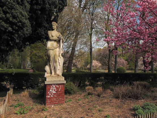 Les quatre statues qui trônaient autrefois sur le fronton de la gare du Midi à Bruxelles ont trouvé une place dans le parc.