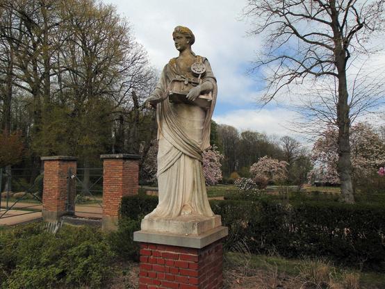 Troisième des quatre statues de l'ancienne gare du Midi