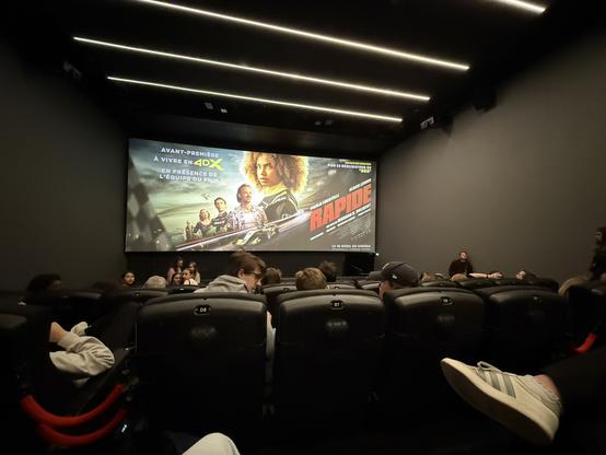 La salle 4DX, avec sur chaque rangée 3 blocs de 4 sièges dynamiques.