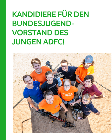 Kanidiere für den Bundesjugendvorstand des Jungen ADFC!

Bild: Gruppenfoto fröhlicher junger Menschen mit paar Rädern im Sand aus der Vogelperspektiuve fotografiert.