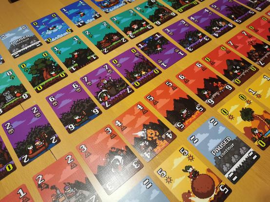 5 verschiedene Reihen mit Karten im Pixel style und Nummern (von oben nach untern : blau grün Lila rot gelb)