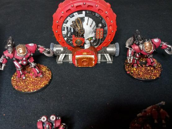 Zwei Kastellan-Automata und ein Mechanicum-Reaktor leidlich im klassischen roten Marsschema bemalt.
