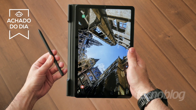 <figure class="wp-block-image size-large wp-lightbox-container"><img alt="Samsung Galaxy Tab S6 Lite" class="wp-image-821229" height="596" src="https://files.tecnoblog.net/wp-content/uploads/2025/04/samsung-galaxy-tab-s6-lite-review-10-1060x596.png" width="1060" /><button class="lightbox-trigger" type="button">
			<svg fill="none" height="12" viewBox="0 0 12 12" width="12" xmlns="http://www.w3.org/2000/svg">
				<path d="M2 0a2 2 0 0 0-2 2v2h1.5V2a.5.5 0 0 1 .5-.5h2V0H2Zm2 10.5H2a.5.5 0 0 1-.5-.5V8H0v2a2 2 0 0 0 2 2h2v-1.5ZM8 12v-1.5h2a.5.5 0 0 0 .5-.5V8H12v2a2 2 0 0 1-2 2H8Zm2-12a2 2 0 0 1 2 2v2h-1.5V2a.5.5 0 0 0-.5-.5H8V0h2Z" fill="#fff">
			</svg>
		</button><figcaption class="wp-element-caption">Samsung Galaxy Tab S6 Lite (2024) traz caneta S Pen na caixa (imagem: Paulo Higa/Tecnoblog)</figcaption></figure>


<div class="widget-produto">
            <div>
                        <div class="widget-header">
                                        <div class="imagem">
                            <a class="title tb-block-link" href="https://tecno.click/7u5" rel="sponsored nofollow" target="_blank"><img src="https://files.tecnoblog.net/wp-content/uploads/2020/06/samsung-galaxy-tab-s6-lite-2.jpg" /></a>
                        </div>
                
                <div class="widget-info">
                    <a class="title tb-block-link" href="https://tecno.click/7u5" rel="sponsored nofollow" target="_blank">Tablet Samsung Galaxy Tab S6 Lite Wi-Fi 64GB 4GB RAM Tela 10.4&#8