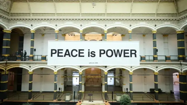 Bild tagesschau
Peace is Power ist auf einem weißem Banner zu lesen.

Yoko Ono