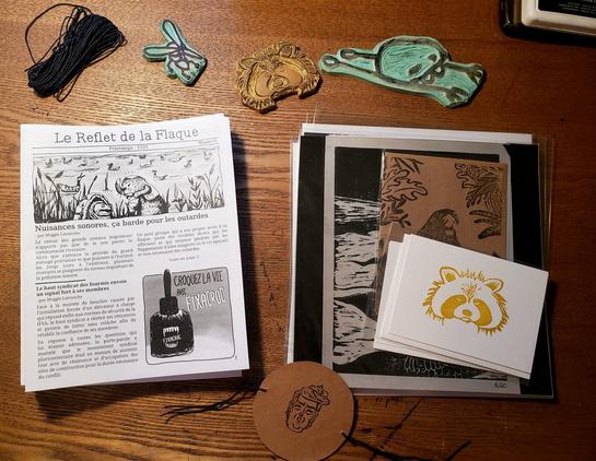 L'image représente une pile d'images imprimées, des gravures et un mini journal d'animaux intitulé "le reflet de la flaque".