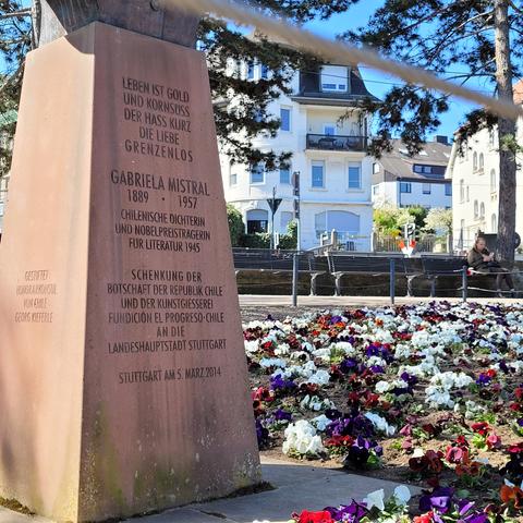Platz um die Büste mit Blumenbeet