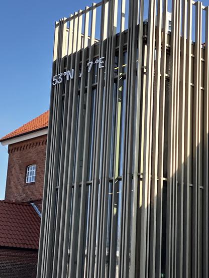 Gebäude in dem die Touristeninfo der Stadt Papenburg untergebracht ist. Oben sind die Koordinaten 53*N, 7*E angebracht