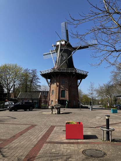Eine alte Windmühle in Papenburg