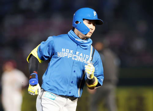 楽天対日本ハム　3回表日本ハム2死一、二塁、水野は右越え3点本塁打を放つ（撮影・鈴木正人）　
