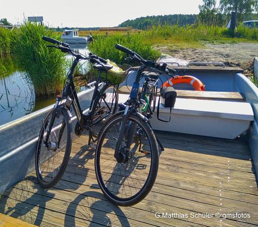 Mit den Fahrrädern im kleinen Fährschiff in Moritzdorf /Rügen