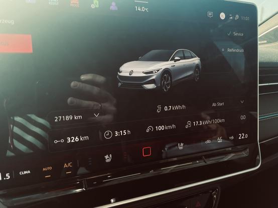 The image displays a car dashboard interface showing various vehicle statistics. Key data includes a mileage of 27,189 km, a range of 326 km, and an average consumption rate of 17.3 kWh per 100 km.