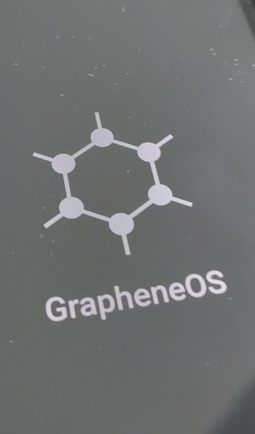 GrapheneOS Startbildschirm mit einem sechseckigen Logo
