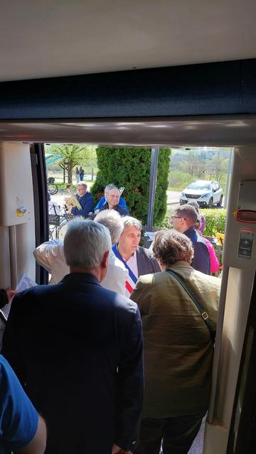 Accueil à la gare de Ronchamp par le public, le maire et un orchestre