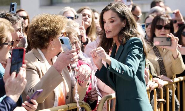 La reina Letizia habla con varias mujeres en León. (Getty Images)