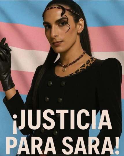 Una foto de una mujer con un atuendo elegante, usando guantes negros y una diadema. Está de pie frente a una bandera trans. Sobre la imagen se superpone el texto "¡JUSTICIA PARA SARA!"