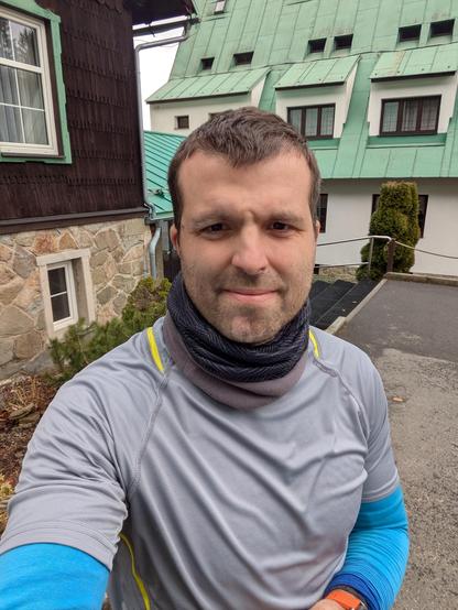 A selfie of the post author before the run. Relaxed, smiling.