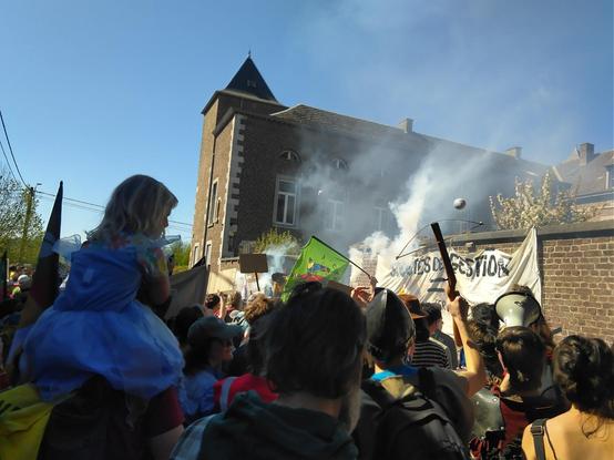 Un groupe de personne manifeste en costumes médiévaux devant un château. A group of people demonstrating in medieval costumes in front of a castle.