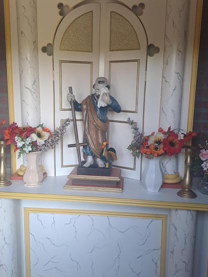 Beeldje van Petrus met haan, omgekeerd kruis en een enorme zakdoek waarmee hij zijn tranen droogt. Zowel in de kerk van Thorn als in een kapelletje aanwezig.