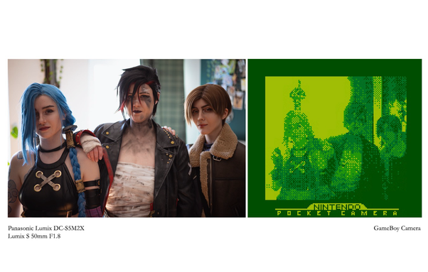 Fotos dreier Cosplayer als Jinx und Evi aus der Serie Arcane und Leon aus dem Spiel Resident Evil 4. Ein Foto wurde mit einer modernen Digitalkamera gemacht und eines mit einer GameBoy Camera.
