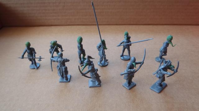 Ten miniatures. They represent soldiers, mixing parts from medieval kits, such as bows and lances, as well as Napoleonic-era uniforms and backpacks. Bearskin hats and root-like faces have been sculpted in greenstuff.