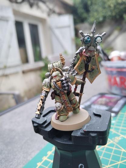 Photo d'une figurine Porte étendard de la Death Guard peinte, vue de plus près