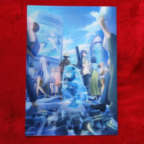 Eine 3D Karte vom Kinoposter, in der Mitte sitzt Hatsune Miku, sehr depressiv gekleidet, rund herum sind Menschen an einem schönen Tag in der Stadt