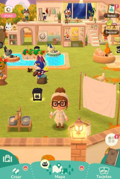 Captura de pantalla de la parcela de mis campistas en Animal Crossing. Es una finca verde connun muro rodeando el perímetro. Se ve en la parte trasera parte de un dúplex, con sala de estar, cuarto de lavandería y, encima, un gran salón y un vestidor.

Delante de la casa se puede ver parte de una piscina con dos campistas flotando tumbados sobre grandes flotadores redondos. Delante hay dos campistas tocando música.

En la parte final de la finca, justo delante del todo, está mi personaje vestida con un pijana de manga larga y pantalón corto, con una banda en la cabeza y un moño. Llevo un pajarito en la mano. A mi lado ondea una sábana tendida.