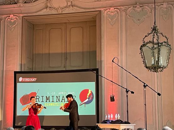 Violin-Duett spielt zum Steinzeit der Glauser-Nominierten