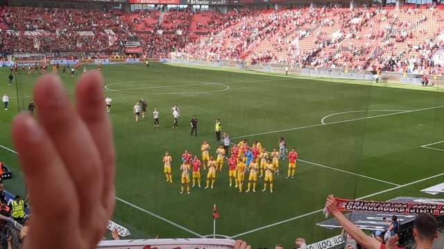 Feiernde Union-Spieler vor der Auswärtsfankurve in Leverkusen