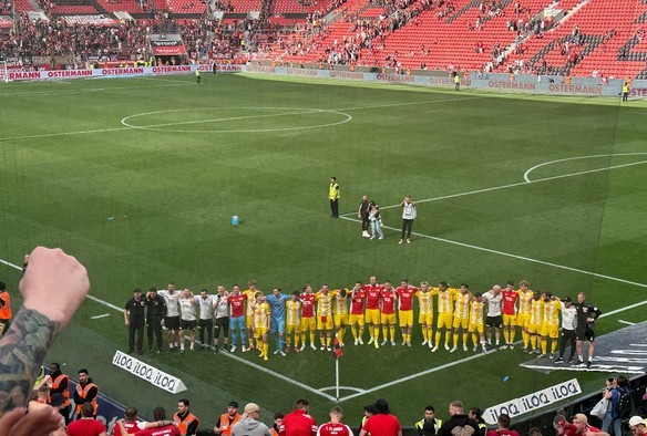 Feiernde Union-Spieler vor der Auswärtsfankurve in Leverkusen Ja