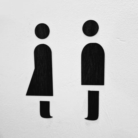 Frau links, man rechts. Jeweils unterteilt in 3 Körperteile.