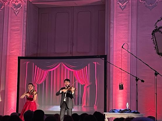 Foto der beiden Musiker:innen auf der Bühne