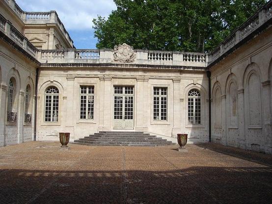 Hôtel de Villeneuve-Martignan à #Avignon (#Vaucluse) Construction 2e quart XVIIIe siècle. Ensemble des bâtiments entourant la cour d'honneur ; ensemble des bâtiments entourant le jardin, au Nord (y compris l'ai...
Suite 👉 https://monumentum.fr/monument-historique/pa00081881/avignon-hotel-de-villeneuve-martignan
#Patrimoine #MonumentHistorique
Photo CC-BY-SA 4.0 : Shoshanah