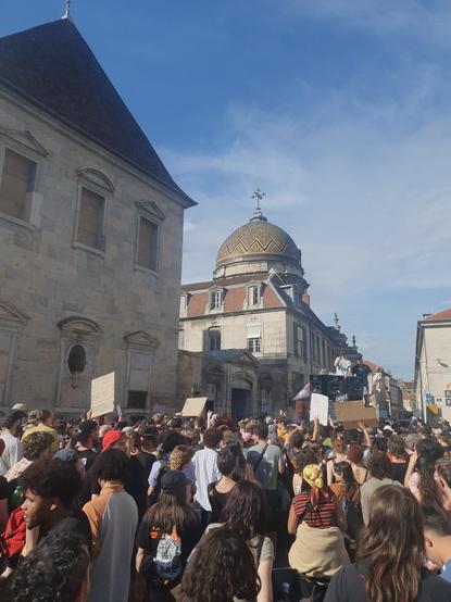 Juste avant la dispersion, les gens continuent de manifestoyer.