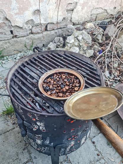 Palenie kawy na piecyku na węgiel drzewny