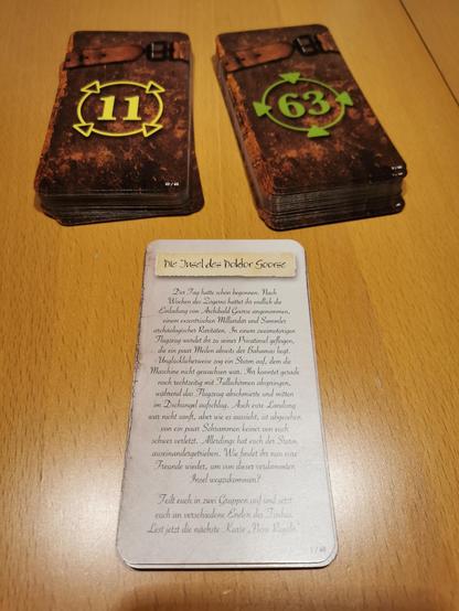 Kartenstapel gelb und grün
Unten Startkarte mit Text zum Spielbeginn