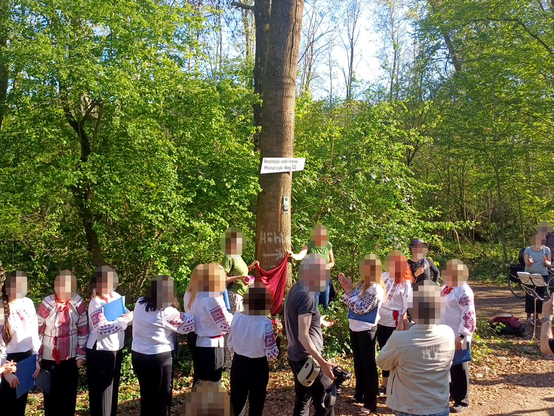 Eröffnung des "Anastasija-und-Irina-Mlynarczyk-Wegs" im Gremberger Wäldchen mit dem ukrainischen Frauen*chor "Ornamentum Musicum"