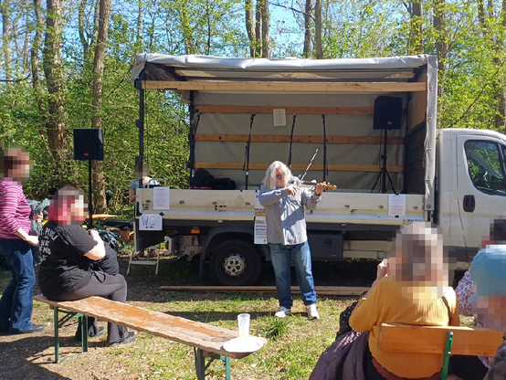 Der Geiger Igor Epstein spielt bei der Gedenkveranstaltung vor dem Bühnen-LKW
