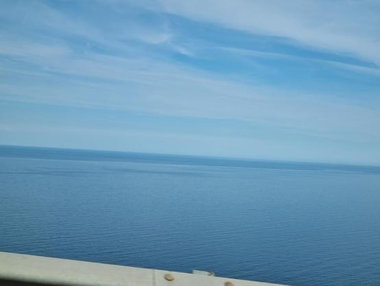 Diverse tonalità di azzurro tra mare e cielo