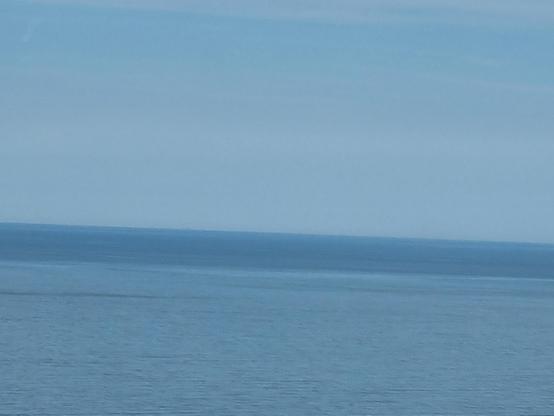 Diverse tonalità di azzurro tra mare e cielo