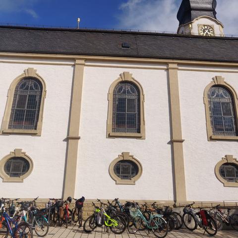 Neulußheimer Kirche mit Fahrrädern