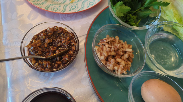 Two bowls of charoset. On the left, a bowl of Moroccan charoset, and on the right, a bowl of Ashkenazi charoset.