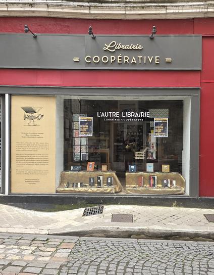 Photograph of a shop window "L'AUTE LIBRARIE.  Librarir cooperative.