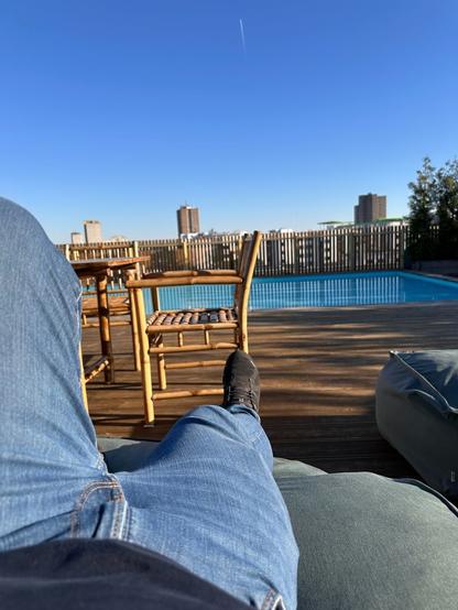 Ich liebe am Roof-Top-Pool und genieße die Ruhe.