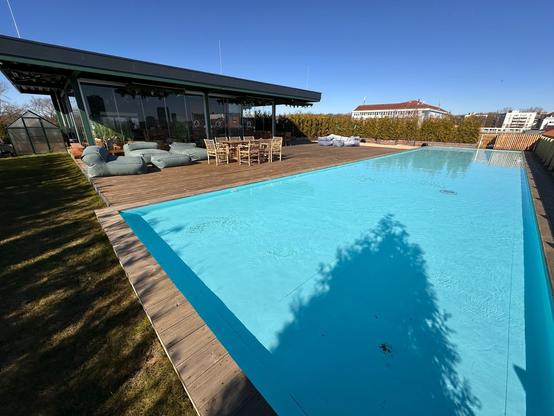 Die Chill-Out-Lounge am Roof-Top-Pool in Hannover. Direkt am Messegelände.
