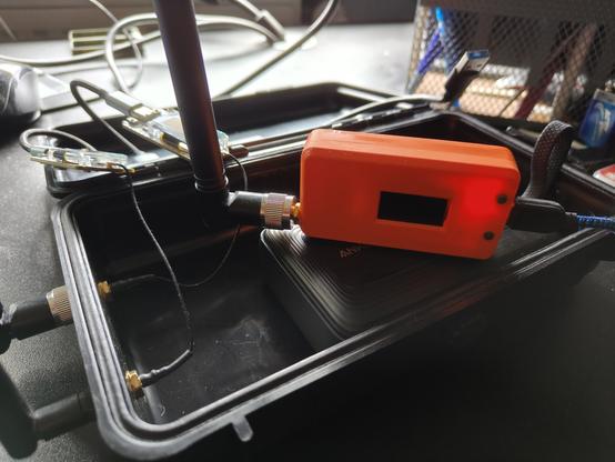 Verschiedene Mesh devices in unterschiedlichen Gehäusen, an denen externe Antennen angeschlossen sind.