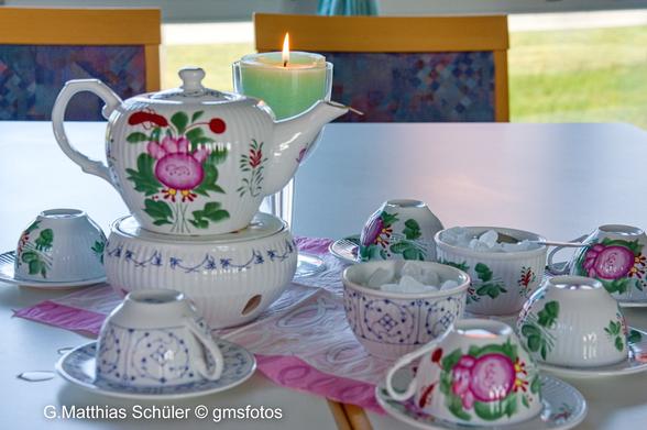 Gesegneten Sonntag
Tea-Time statt Kirchenkaffe mit Ostfriesentee, Klüntje und Ostfriesen Geschirr - Ev. Kirche Baltrum