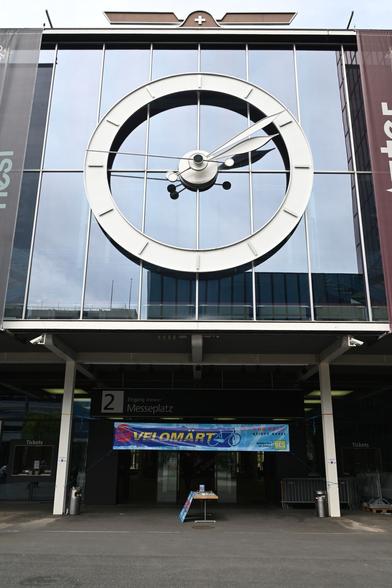Eingang zum Velomärt Basel in der Messehalle 2 unter der grossen Uhr am Messeplatz in Basel.
