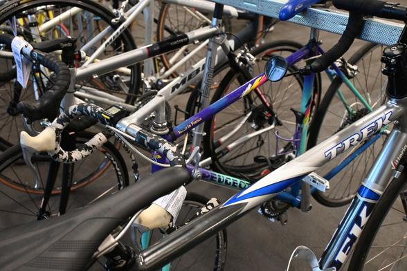 Mehrere Velos aufgereiht an einem Veloständer.