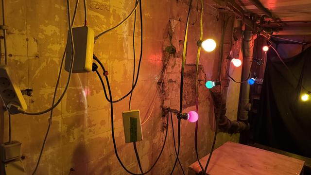 Bunte Lichterkette in Keller